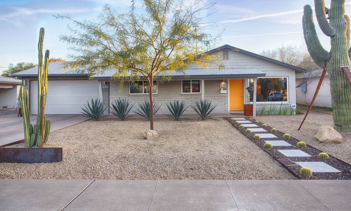 Southwest Village House | Walk to Old Town Scottsdale! Modern, Remodeled, Mid-Century Home - Sleeps 6