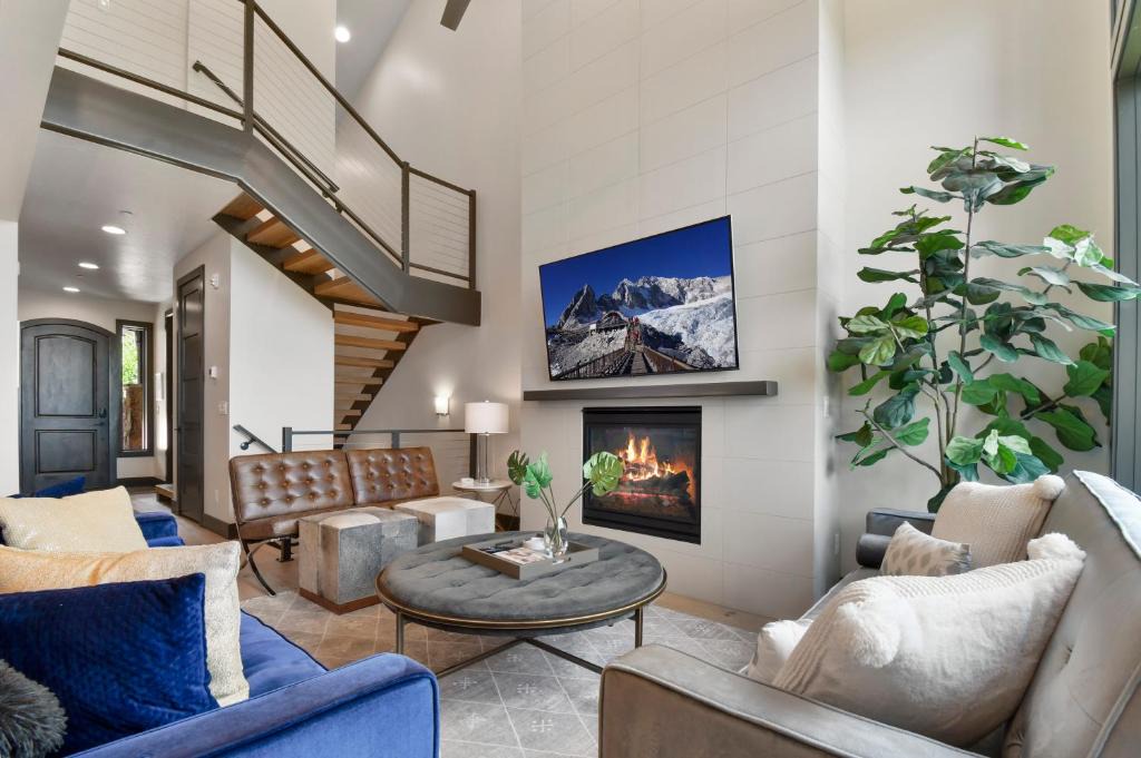 Park City House | Walk to Skiing at Frostwood Gondola, Luxury Townhome on Golf Course, Private Hot Tub, Mountain Views