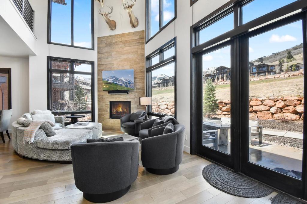 Park City House | Walk to Skiing, Exceptional Juniper Landing 4 BR, Private Hot Tub, Golf Course Views, Outdoor Pool