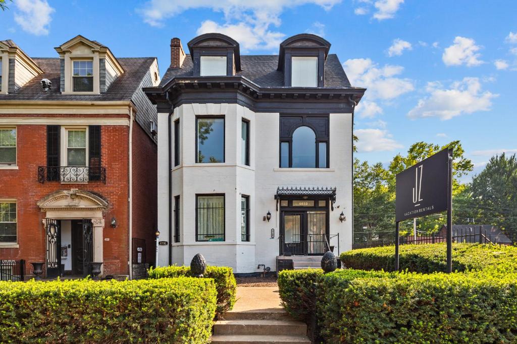 Central West End Apartment | Walkable Studio in Central West End | Near Barnes Jewish | St. Louis MO