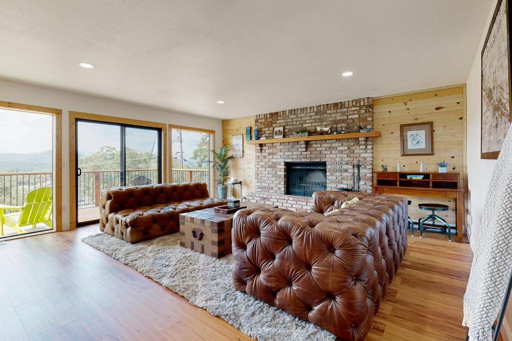 Groveland House | Walling Mountain Retreat