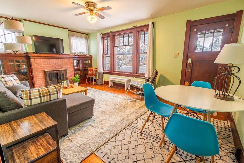 Laramie House | Warm and Welcoming 2 Bedroom 2 Blocks from UWYO