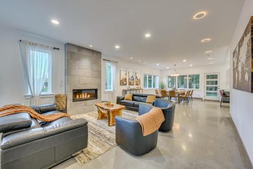 Everett House | Waterfront Patio! Stylish Family Home in Everett
