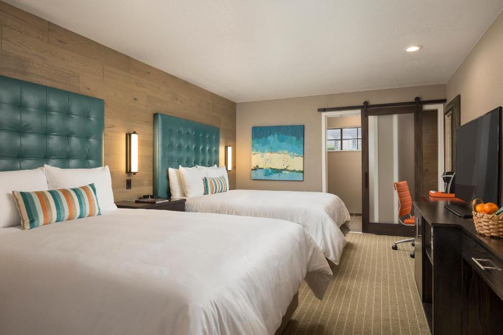 Lighthouse District Hotel | Wave Street Inn