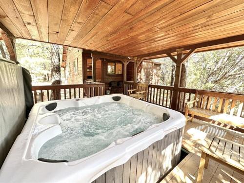 Heber House | Western theme! Amazing Spa, Fireplace and Deck!