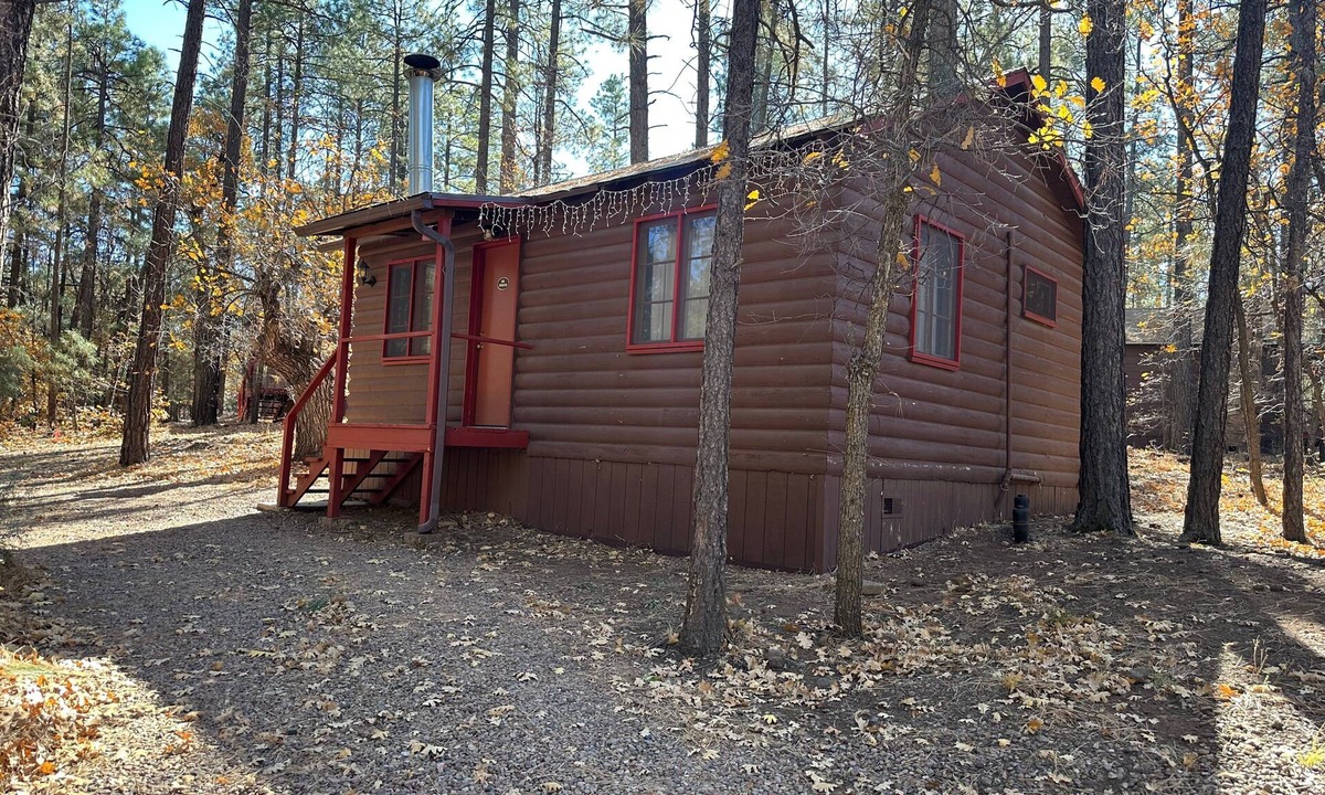 Pinetop Cabin | Whispering Pines Resort- Cabin #3 (Highway Front)