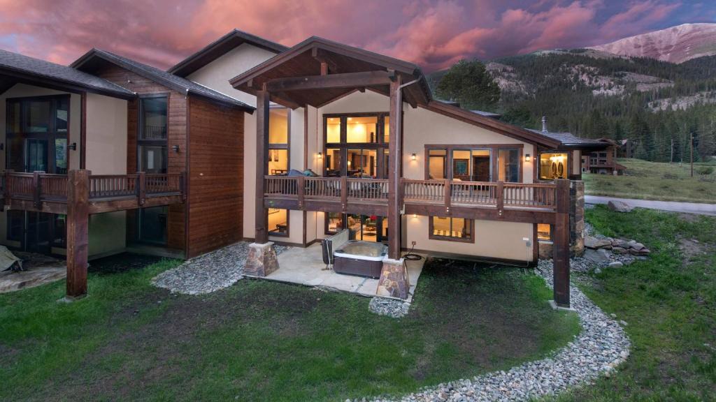 Blue River House | Whispering Pines