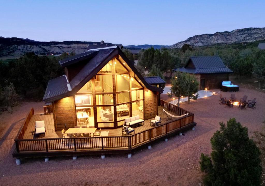 Orderville House | White Cliffs Vista Panoramic Views Hot Tub NPs