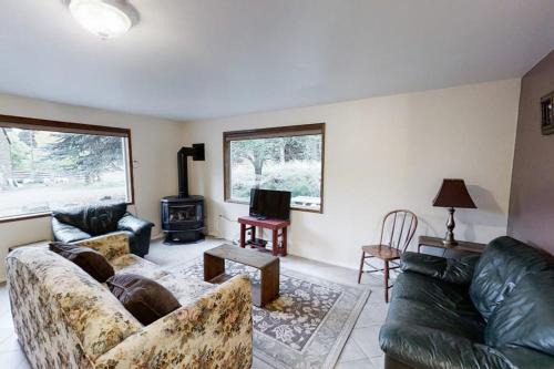 Joseph House | Wonderful Home Close to Lake withPrivate W&D WiFi Gas Fireplace - 2 Dogs Okay