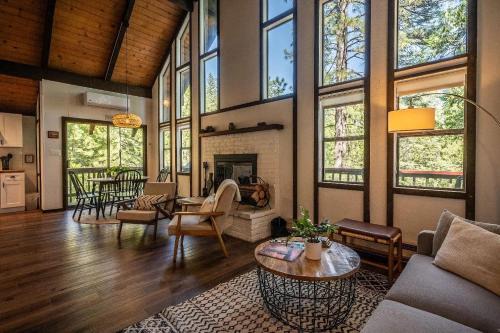 Glencoe Ski Chalet | Woodland Chalet Retreat with Hot Tub