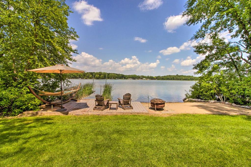 South Haven House | Year-Round Waterfront Getaway: Lake Access + Dock!