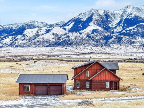 Emigrant House | Yellowstone Fun House Hot Tub Game Room 360 Views