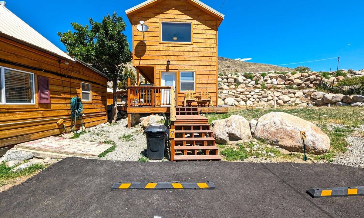 Gardiner Cabin | Yellowstone's Treasure Cabin #7, few min drive to Yellowstone's North Entrance