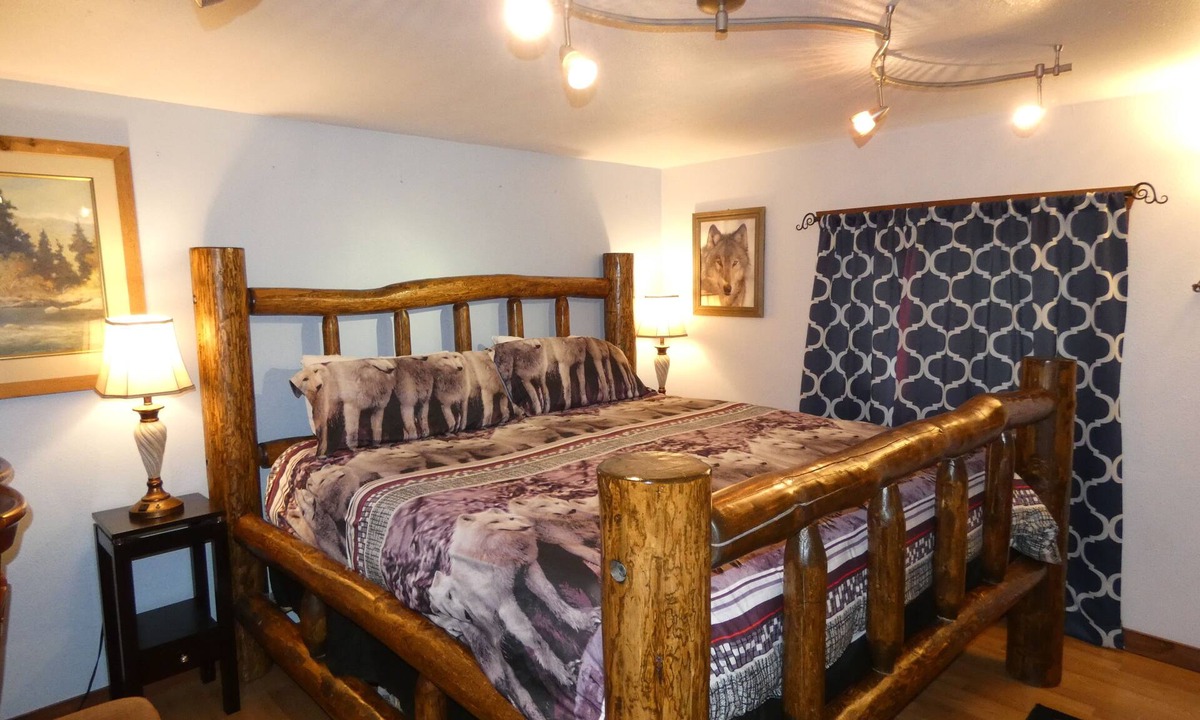 West Yellowstone Apartment | Yellowstone Studio # 4. Just One Mile From Yellowstone's Main Entrance