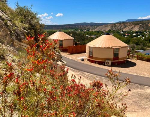 Orderville House | Yurt Overlook #5 with AC and Private Bath 2 Kings