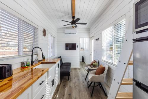Apple Valley House | Zion Pet-Friendly Tiny Home, Hot Tub & BBQ