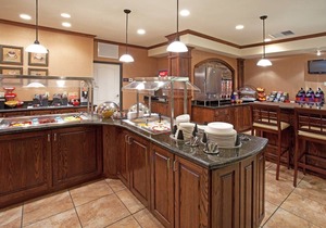 2 Bedroom Suite! Free Breakfast Buffet. Pool, Hot Tub & Waterslide Access.Close to Salt Palace Convention Center