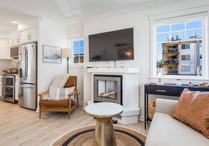 2BR 2BA Alki Beach Dream Location with Patio, Barbecue and Balcony