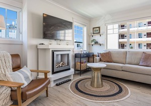 2BR 2BA Alki Beach Dream Location with Patio, Barbecue and Balcony