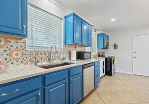 Beautiful 3BR home with free heated pool/spa! Near Old Town, ASU, golf & more.