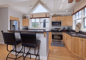 Beautiful Big Sky Luxury Townhome - Garage, Hot Tub, Views, 2 King Suites