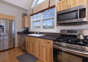 Beautiful Big Sky Luxury Townhome - Garage, Hot Tub, Views, 2 King Suites