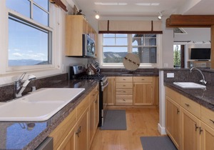 Beautiful Big Sky Luxury Townhome - Garage, Hot Tub, Views, 2 King Suites