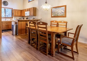 Centrally Located 2B/3BA Condo; Laundry & Jacuzzi