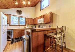 Centrally Located 2B/3BA Condo; Laundry & Jacuzzi