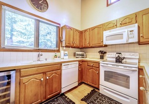 Centrally Located 2B/3BA Condo; Laundry & Jacuzzi