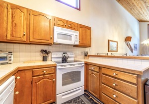 Centrally Located 2B/3BA Condo; Laundry & Jacuzzi