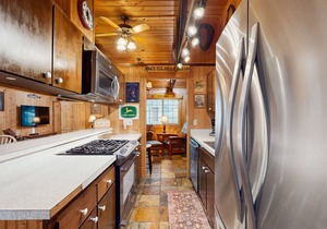 Charming dog-friendly cabin with hot tub,pool, & SHARC passes