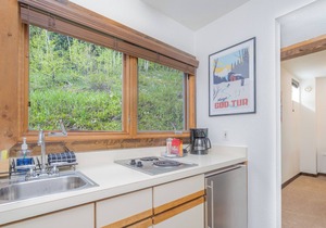 Clean, Spacious Suite in Prime Riverside Location
