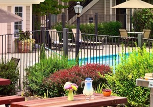Comfortable Countryside Stay, 2 Comfortable Units, Onsite Pool, Pets Allowed