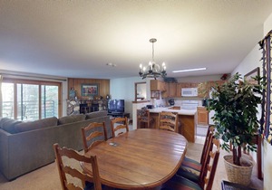 Conveniently Located Condo with Shared Pool, Hot Tub - Walk to Slopes