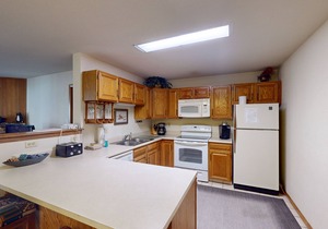 Conveniently Located Condo with Shared Pool, Hot Tub - Walk to Slopes
