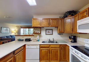 Conveniently Located Condo with Shared Pool, Hot Tub - Walk to Slopes