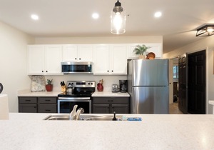 Cozy condo w/fireplace, close to GNP - Marina Cay Retreat