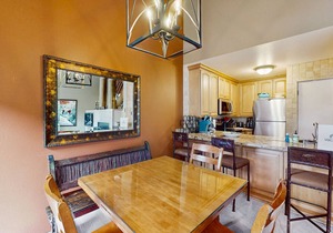 Cozy Home w/Loft, Heated Pool & Hot Tub - Near Slopes, Bus Route
