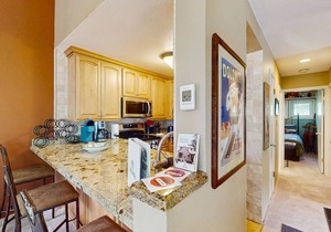 Cozy Home w/Loft, Heated Pool & Hot Tub - Near Slopes, Bus Route