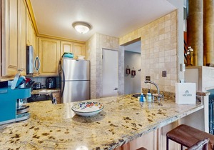 Cozy Home w/Loft, Heated Pool & Hot Tub - Near Slopes, Bus Route