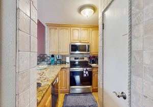 Cozy Home w/Loft, Heated Pool & Hot Tub - Near Slopes, Bus Route