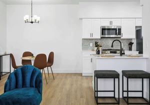 CozySuites Glendale by the stadium with pool 01