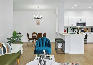 CozySuites Glendale by the stadium with pool 03