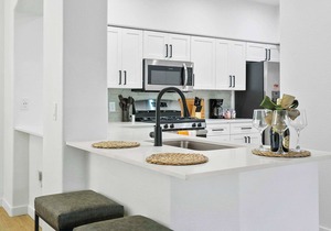 CozySuites Glendale by the stadium with pool 03
