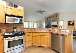 EBUT21 - Single Level Lodge-Style Home, Ping Pong, Hot Tub