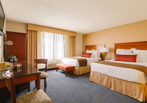 Enjoy Panoramic Wenatchee Valley Views! Gorgeoyus Room w/Large Window, Pool