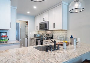 ETTA 102- Heated Pool & Hot Tub, Easy Ski Access, Newly-Remodeled