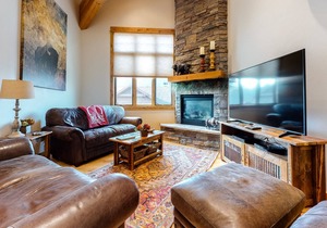 Family-friendly condo w/ a rec room & private hot tub - walk to slopes