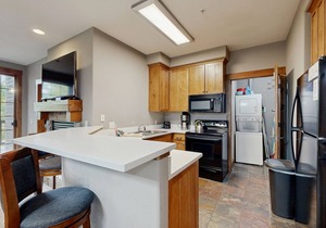 Family home w/private washer/dryer, free WiFi, shared hot tub, & gas fireplace
